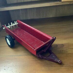 VINTAGE - ERTL INTERNATIONAL DIE CAST TOY MANURE SPREADER